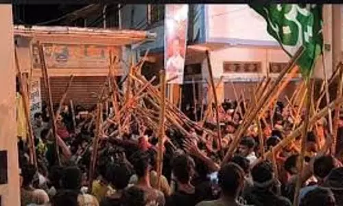 Bihar: ताजिया जुलूस में बवाल, चलीं लाठी-डंडे और गोलियां Bihar: ताजिया जुलूस में बवाल, चलीं लाठी-डंडे और गोलियां