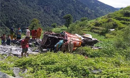 Chamba: पिकअप खाई में गिरी, चालक ने फिल्मी स्टाइल में बचाई जान