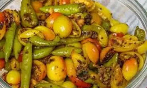Recipe: गरमा गरम परांठे के साथ मिर्च करोंदा अचार