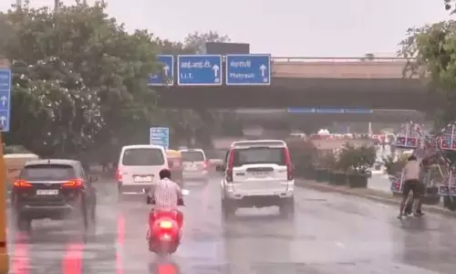 Delhi : भारी बारिश से गर्मी से राहत, मौसम विभाग का येलो अलर्ट जारी Delhi : भारी बारिश से गर्मी से राहत, मौसम विभाग का येलो अलर्ट जारी