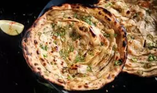 Recipe: आप भी जरूर ट्राई करें चिली चीज गार्लिक पराठा
