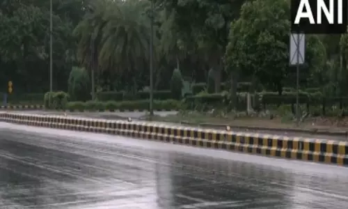 Delhi के कई इलाकों में बारिश हुई, जिससे उमस भरे मौसम से राहत मिली