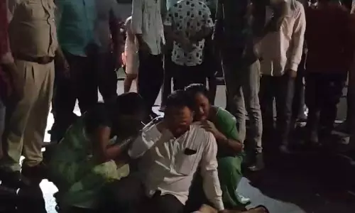 बेटे-बहू की मौत पर सड़क में बिखलते परिजन, ट्रक ने कुचला