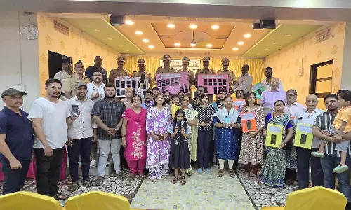 Thane : कल्याण पुलिस ने ₹12.28 लाख मूल्य के 71 खोए या चोरी हुए फोन मालिकों को लौटाए Thane : कल्याण पुलिस ने ₹12.28 लाख मूल्य के 71 खोए या चोरी हुए फोन मालिकों को लौटाए