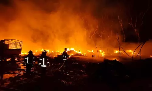नवी मुंबई में ट्रक टर्मिनल पर भीषण आग लगी, 8 वाहन क्षतिग्रस्त