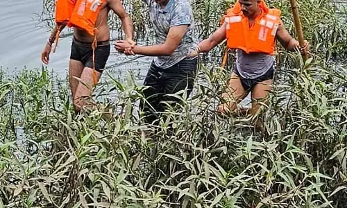 इंजीनियरिंग में तीन बार फेल होने के बाद पुणे के युवक ने Rajaram ब्रिज से मुथा नदी में छलांग लगाई इंजीनियरिंग में तीन बार फेल होने के बाद पुणे के युवक ने Rajaram ब्रिज से मुथा नदी में छलांग लगाई