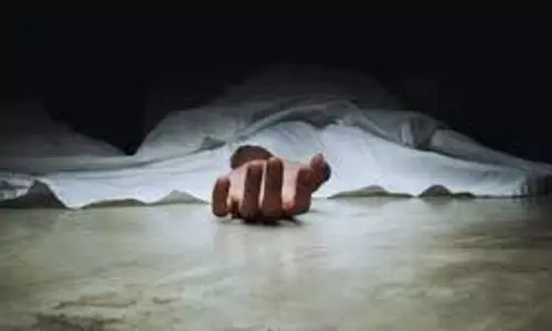 पेड़ से गिरने के बाद मंतोष की मौत, ठेले से अस्पताल पहुंचे परिजन पेड़ से गिरने के बाद मंतोष की मौत, ठेले से अस्पताल पहुंचे परिजन