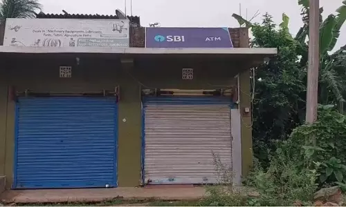 ओडिशा: बालासोर में SBI ATM लूटकर बदमाश लाखों की नकदी लेकर फरार ओडिशा: बालासोर में SBI ATM लूटकर बदमाश लाखों की नकदी लेकर फरार