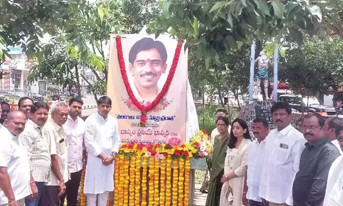 Telangana: दस्यम प्रणय भास्कर को दी गई श्रद्धांजलि Telangana: दस्यम प्रणय भास्कर को दी गई श्रद्धांजलि