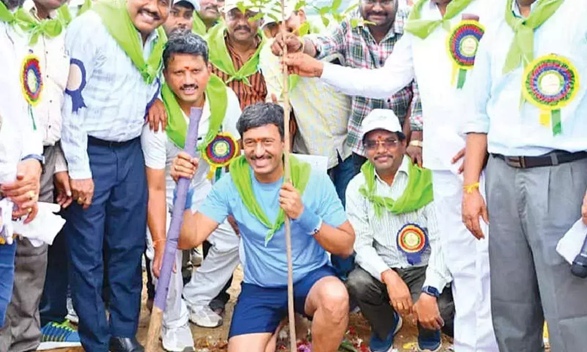 Telangana: वन महोत्सव कार्यक्रम के दौरान सिंगरेनी सीएमडी ने 500 पौधे लगाए Telangana: वन महोत्सव कार्यक्रम के दौरान सिंगरेनी सीएमडी ने 500 पौधे लगाए