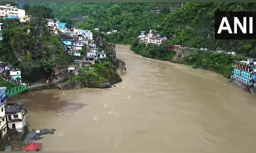 Uttarakhand के कई हिस्सों में भारी बारिश के कारण अलकनंदा नदी में पानी का बहाव तेज हो गया