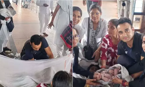 UP : रेलवे स्टेशन के प्लेटफॉर्म पर महिला ने बच्चे को दिया जन्म UP : रेलवे स्टेशन के प्लेटफॉर्म पर महिला ने बच्चे को दिया जन्म