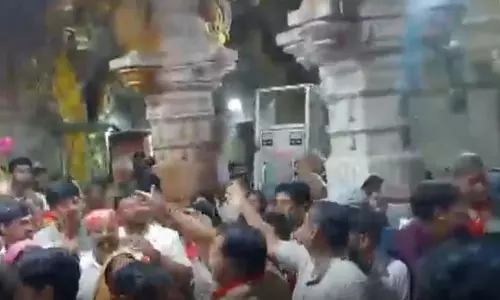 मंदिर में चढ़ाया चांदी का पेट्रोल पंप, आस्था की अनोखी मिसाल