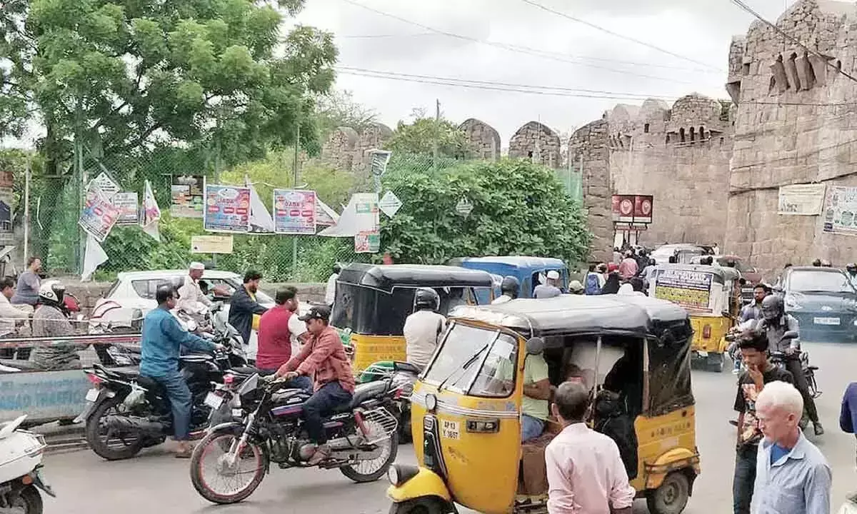 Telangana: गोलकोंडा किले के निवासियों ने गंभीर यातायात समस्या पर नाराजगी व्यक्त की Telangana: गोलकोंडा किले के निवासियों ने गंभीर यातायात समस्या पर नाराजगी व्यक्त की