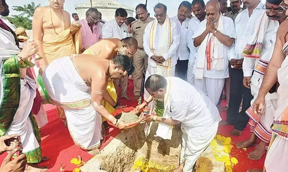 Telangana: यादगिरिगुट्टा मंदिर के पास वैदिक स्कूल की नींव रखी गई