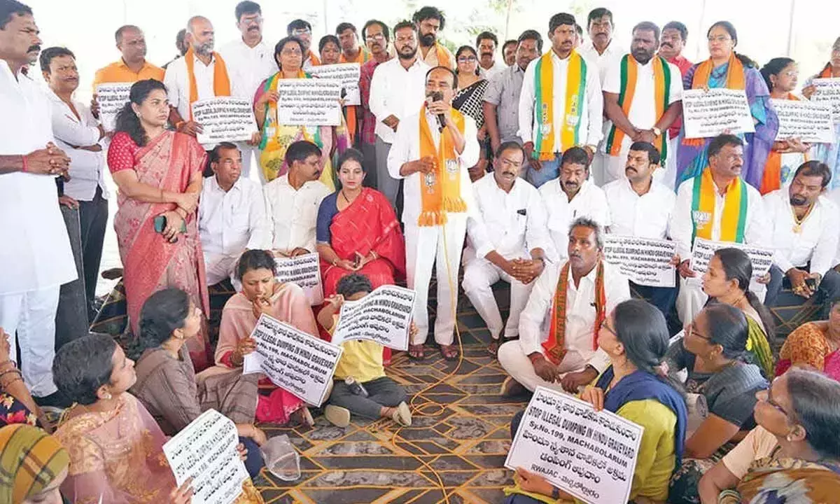 Telangana: एटाला ने माचा बोलराम निवासियों के विरोध प्रदर्शन का समर्थन किया Telangana: एटाला ने माचा बोलराम निवासियों के विरोध प्रदर्शन का समर्थन किया
