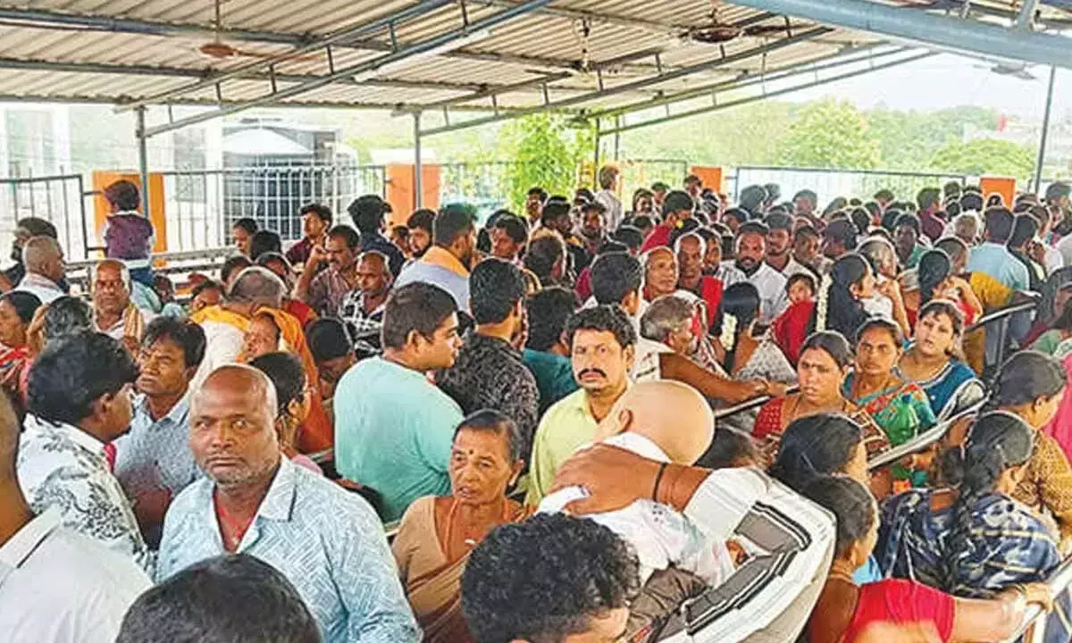 Telangana: भद्राद्री मंदिर में श्रद्धालुओं की भारी भीड़