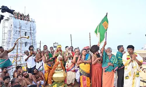 तिरुचेंदूर में कुदामुझुक्कू उत्सव: आकाश में फैले अरोगारा के नारे तिरुचेंदूर में कुदामुझुक्कू उत्सव: आकाश में फैले अरोगारा के नारे
