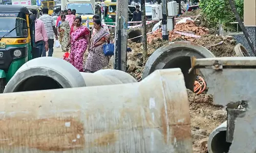 शेषाद्रिपुर में प्लेटफार्म रोड: खोदा गया फुटपाथ, संकरी सड़क