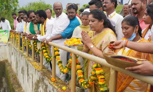 Andhra: मंत्री संध्या रानी ने खरीफ फसल के लिए थोटापल्ली जलाशय का पानी छोड़ा Andhra: मंत्री संध्या रानी ने खरीफ फसल के लिए थोटापल्ली जलाशय का पानी छोड़ा