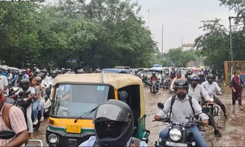 दिल्ली में बारिश बनी मुसीबत: जलभराव और जाम से ऑफिस जाने वाले परेशान दिल्ली में बारिश बनी मुसीबत: जलभराव और जाम से ऑफिस जाने वाले परेशान