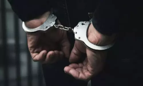 Valpoi पुलिस ने पार्किंग विवाद में चाकू से हमला करने वाले व्यक्ति को गिरफ्तार किया Valpoi पुलिस ने पार्किंग विवाद में चाकू से हमला करने वाले व्यक्ति को गिरफ्तार किया