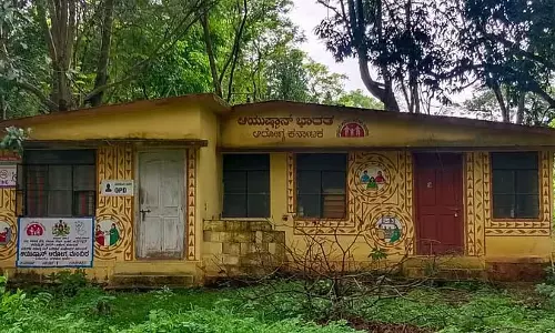Karwar : ग्रामीणों के लिए स्वास्थ्य सेवाएं दुर्लभ