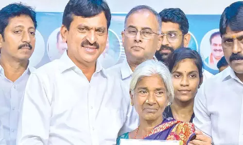 मंत्री पोंगुलेटी ने कोठागुडेम में लाभार्थियों को इंदिराम्मा घर के कागजात वितरित किए मंत्री पोंगुलेटी ने कोठागुडेम में लाभार्थियों को इंदिराम्मा घर के कागजात वितरित किए