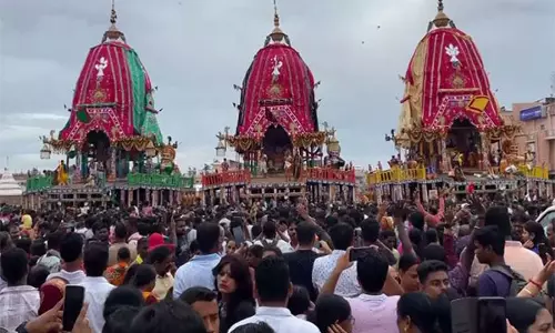 Puri में अधारा पन्ना अनुष्ठान के दौरान भगवान जगन्नाथ, बलभद्र और सुभद्रा के दर्शन करते भक्त Puri में अधारा पन्ना अनुष्ठान के दौरान भगवान जगन्नाथ, बलभद्र और सुभद्रा के दर्शन करते भक्त