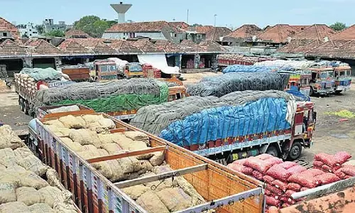 3.5 साल बाद भी CMC मार्केट कॉम्प्लेक्स के बेदखल व्यापारियों का पुनर्वास नहीं 3.5 साल बाद भी CMC मार्केट कॉम्प्लेक्स के बेदखल व्यापारियों का पुनर्वास नहीं