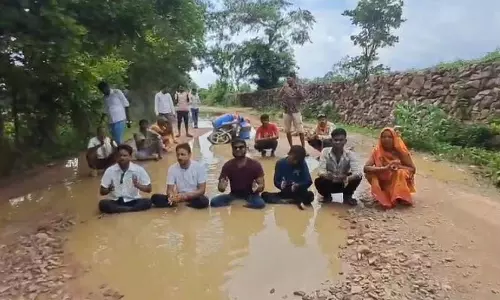 MP : छतरपुर में खराब सड़कों के विरोध में कीचड़ भरे गड्ढों में बैठे ग्रामीण