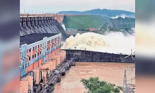 Odisha में भारी बारिश के बीच दीवार गिरने से एक ही परिवार के दो सदस्यों की मौत Odisha में भारी बारिश के बीच दीवार गिरने से एक ही परिवार के दो सदस्यों की मौत