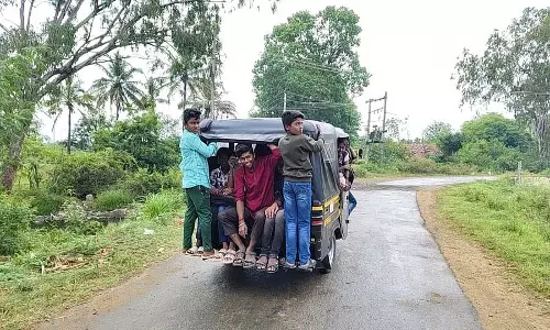 चिक्कनायकनहल्ली: परिवहन सुविधाओं के बिना परेड