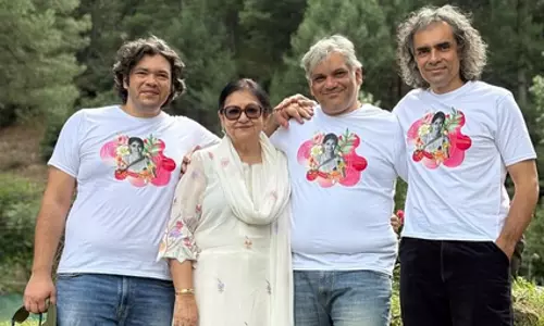 इम्तियाज अली ने Pahalgam में अपनी मां का 75वां जन्मदिन मनाया इम्तियाज अली ने Pahalgam में अपनी मां का 75वां जन्मदिन मनाया