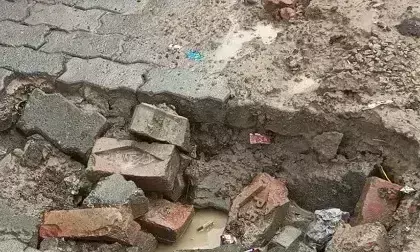 Auraiya: जर्जर गली से ओम नगर में बढ़ा दुर्घटना का खतरा