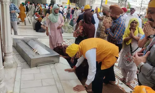 अमृतसर पहुंचे राज्यपाल रमेन डेका, स्वर्ण मंदिर में मत्था टेका