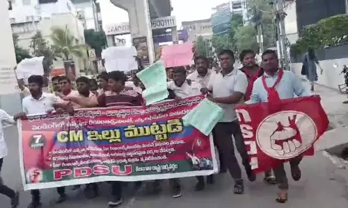 फीस प्रतिपूर्ति में देरी को लेकर PDSU ने सीएम रेवंत के आवास के पास किया विरोध प्रदर्शन