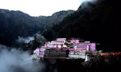 Maa Vaishno Devi :  तीर्थयात्रियों को हो रही परेशानी, यात्रा हुई कठिन
