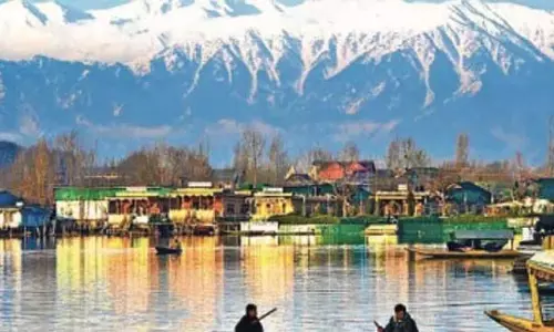 कश्मीर में पर्यटन में उछाल: पहलगाम हमले के बाद पर्यटक स्थलों पर भीड़ लौटी कश्मीर में पर्यटन में उछाल: पहलगाम हमले के बाद पर्यटक स्थलों पर भीड़ लौटी