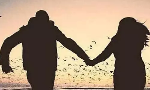 Kannauj: प्रेमी संग फरार हुई महिला, बेटी को भी ले जाने की कोशिश Kannauj: प्रेमी संग फरार हुई महिला, बेटी को भी ले जाने की कोशिश