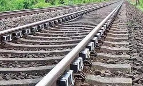ओडिशा में रेलवे ट्रैक पर रील बनाने के आरोप में दो लड़कों पर मामला दर्ज