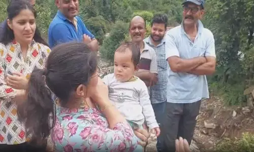 Mandi: आपदा ने छीना परिवार, अनाथ हुई मासूम बच्ची Mandi: आपदा ने छीना परिवार, अनाथ हुई मासूम बच्ची