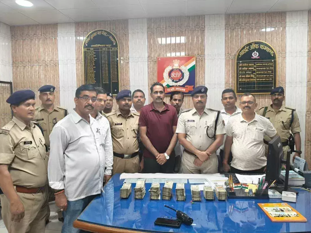 Lucknow: RPF को मिला 20 लाख रुपये का बैग, मालिक को किया वापस Lucknow: RPF को मिला 20 लाख रुपये का बैग, मालिक को किया वापस