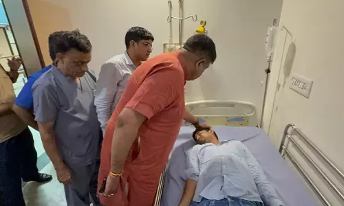Jaipur: मंत्री संजय शर्मा ने घायल जवान से की भेंट, दोषियों की गिरफ्तारी के आदेश दिए Jaipur: मंत्री संजय शर्मा ने घायल जवान से की भेंट, दोषियों की गिरफ्तारी के आदेश दिए