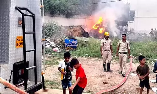 आकस्मिक आग: घास के ढेर में आग लगना आकस्मिक आग: घास के ढेर में आग लगना