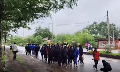 एकलव्य स्कूल के स्टूडेंट्स को SDM ने रोका, निकले थे कलेक्टर को समस्या बताने एकलव्य स्कूल के स्टूडेंट्स को SDM ने रोका, निकले थे कलेक्टर को समस्या बताने