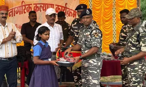 जीई फाउंडेशन ने रावघाट के बच्चों को दिए उपहार