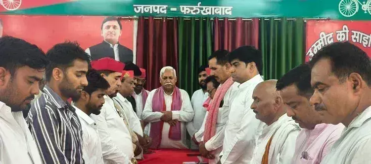 Farrukhabad: सपा बैठक में श्रद्धांजलि और संगठनात्मक रणनीति पर चर्चा