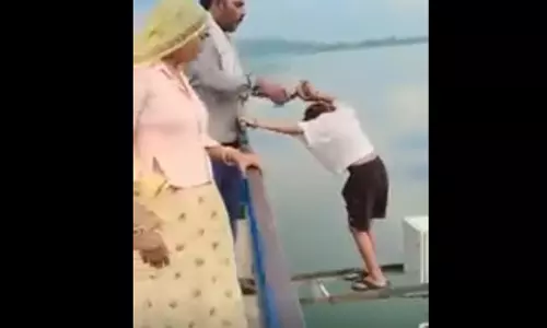 रील के लिए खतरे में डाली जान...बस Reel की परवाह है रील के लिए खतरे में डाली जान...बस Reel की परवाह है
