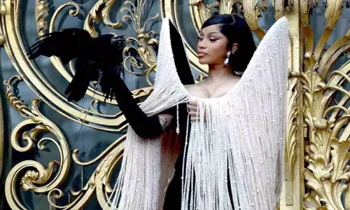 Cardi B ने शियापारेली शो में लाइव कौवा लाकर दर्शकों को चौंका दिया Cardi B ने शियापारेली शो में लाइव कौवा लाकर दर्शकों को चौंका दिया